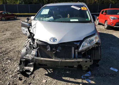 2015 Toyota Sienna Xle z USA, uszkodzony, nr VIN 5TDYK3DC3FS635402